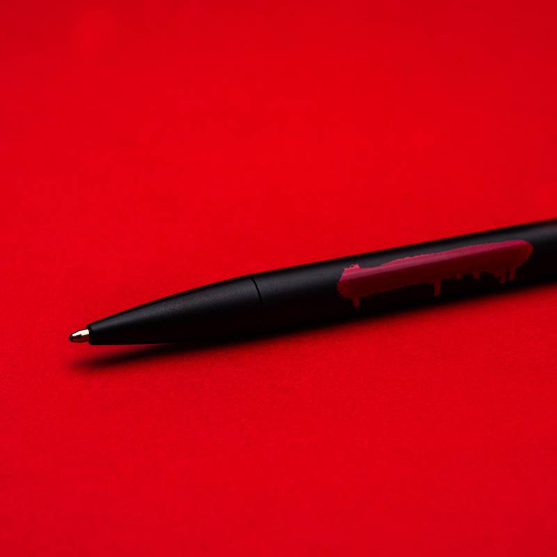 Набор Pininfarina Banksy Крыса: шариковая ручка GrafeeX и блокнот линованный из каменной бумаги, А5