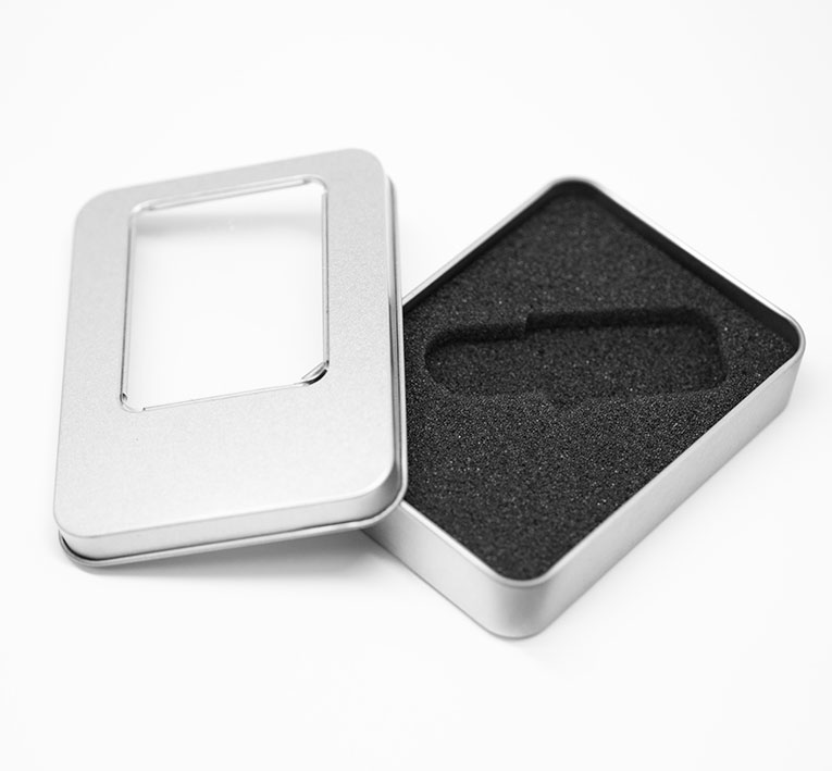 Футляр металлический с ложементом под флеш накопитель в кожаном чехле