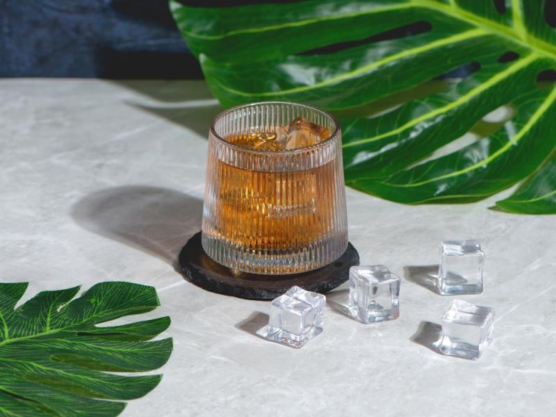 Вращающийся бокал для виски на сланцевом костере Ventura