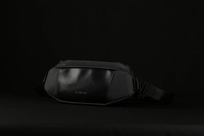 Наплечная сумка KORIN FlipSling 32х16х10 см, черная