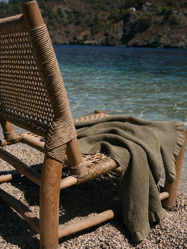 Полотенце банное из умягченной вафли цвета хаки из коллекции essential, 70x140 см