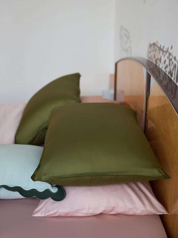 Простыня на резинке из премиального сатина  из коллекции essential, 180х200х30 см