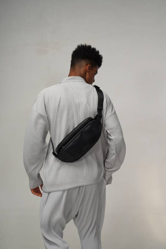 Наплечная сумка KORIN FlipSling 32х16х10 см, черная