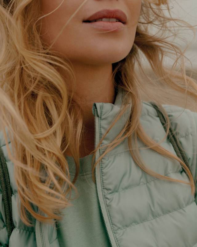 Женский стеганый жилет Iqoniq Meru из переработанного полиэстера AWARE™, 70 г/м²