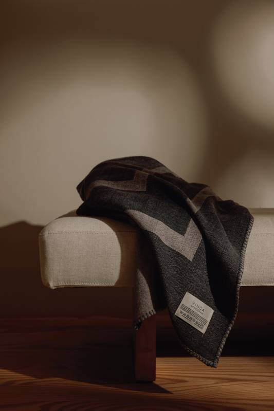 Плед VINGA Monogram из переработанного полиэстера GRS, 170x130 см