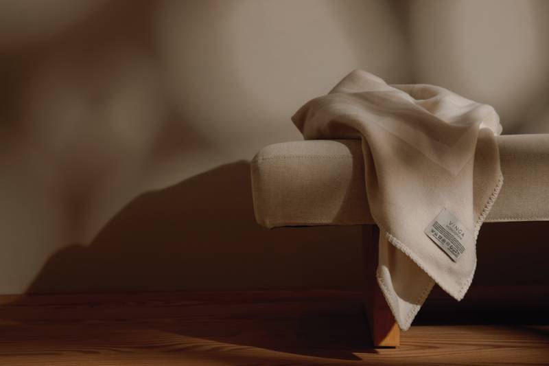 Плед VINGA Monogram из переработанного полиэстера GRS, 170x130 см