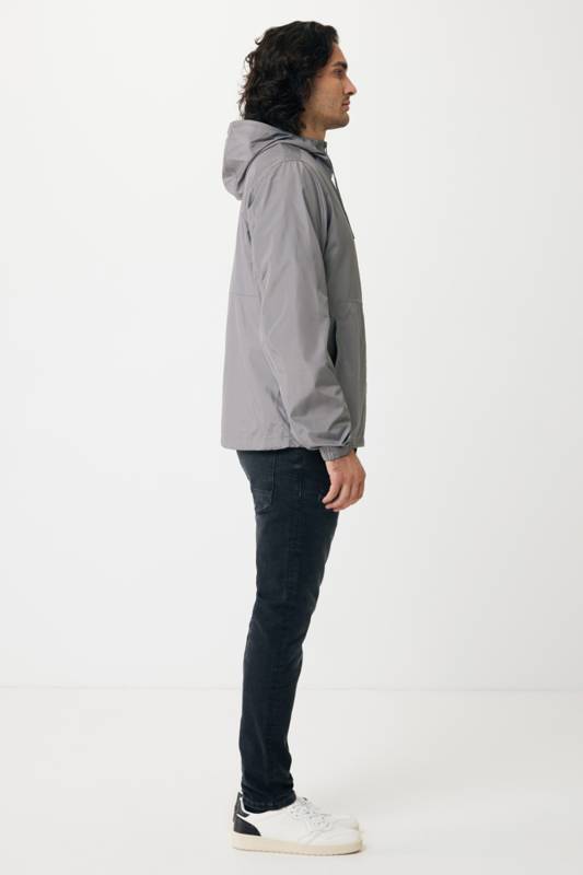 Ветровка Iqoniq Logan из переработанного полиэстера AWARE™, унисекс, 70 г/м²