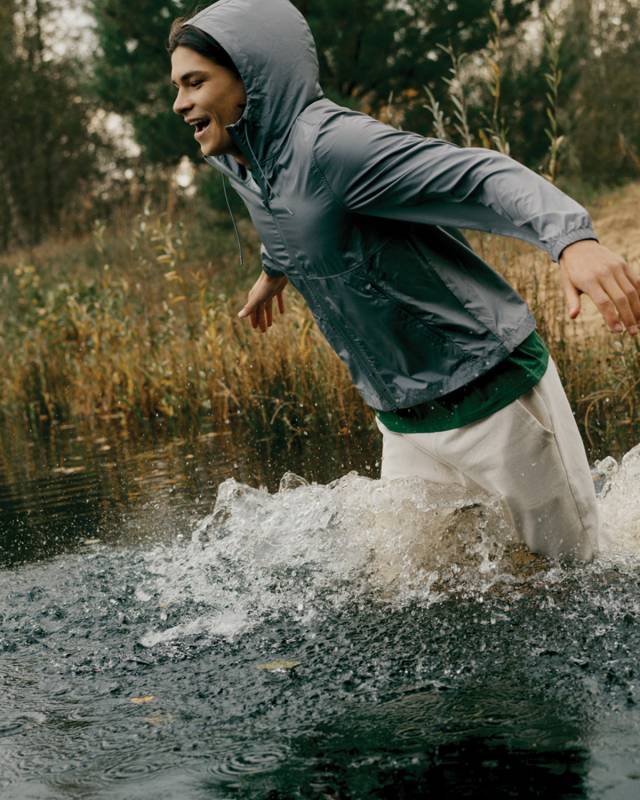 Ветровка Iqoniq Logan из переработанного полиэстера AWARE™, унисекс, 70 г/м²