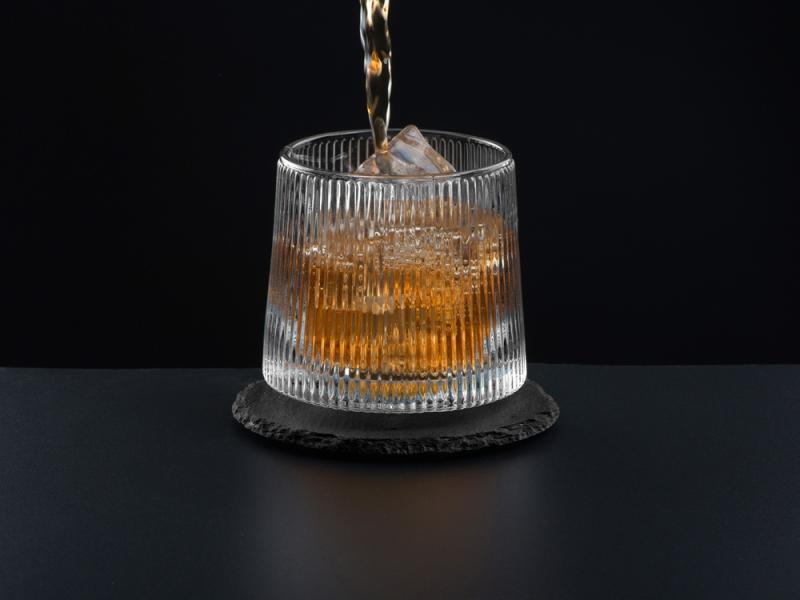 Вращающийся бокал для виски на сланцевом костере Ventura