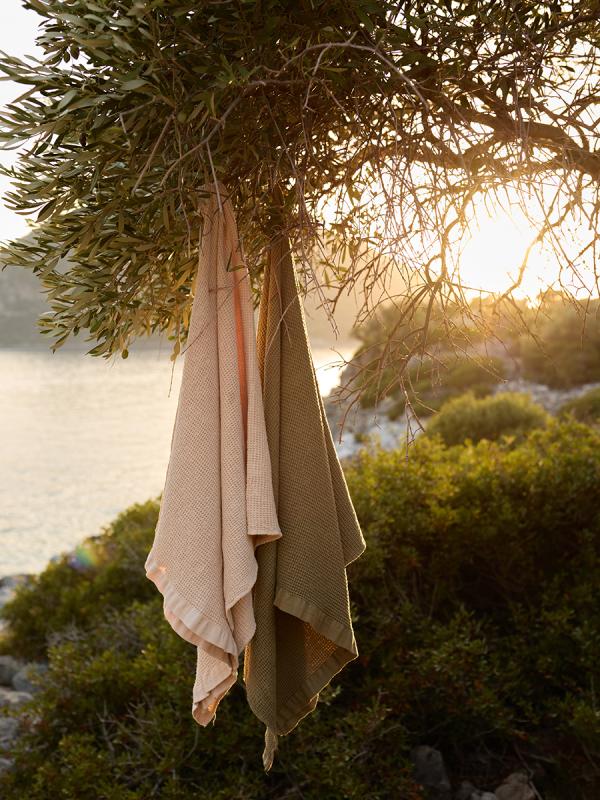 Полотенце банное из умягченной вафли цвета хаки из коллекции essential, 70x140 см