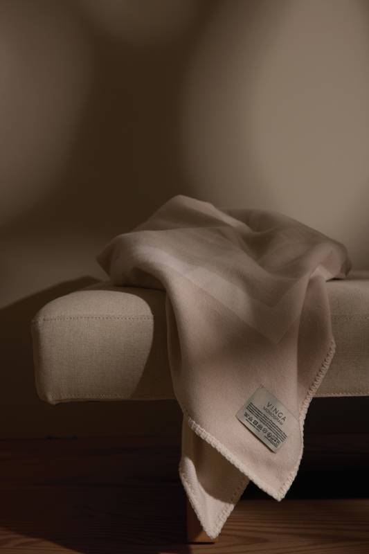 Плед VINGA Monogram из переработанного полиэстера GRS, 170x130 см