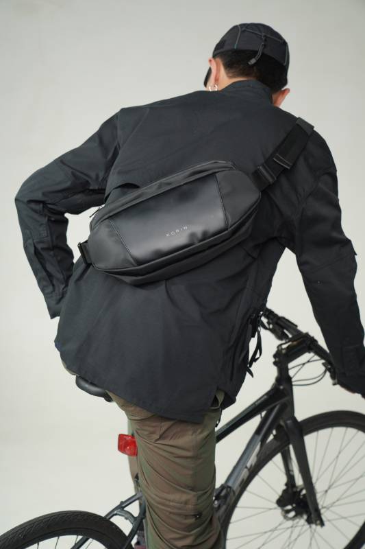 Наплечная сумка KORIN FlipSling 32х16х10 см, черная