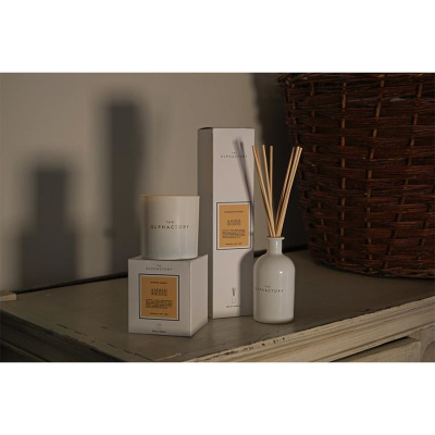 Свеча ароматическая the olphactory, white insignia, amber whisper, 60 ч